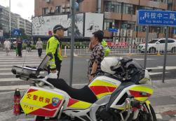 深圳交警嚴查不禮讓斑馬線！